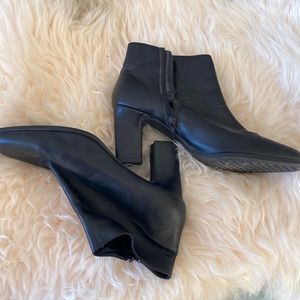 Barely worn Black Aerosoles boots